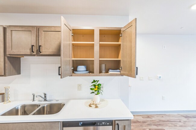 Foto del edificio - Lindoo School Apartments-Ladysmith, LLC