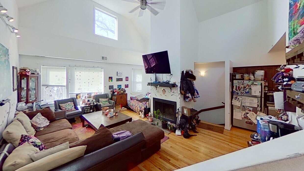 Foto principal - Duplexed Lakeview Three Bedroom Two Bath
