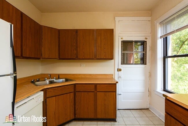 Building Photo - 3522 N Racine Ave