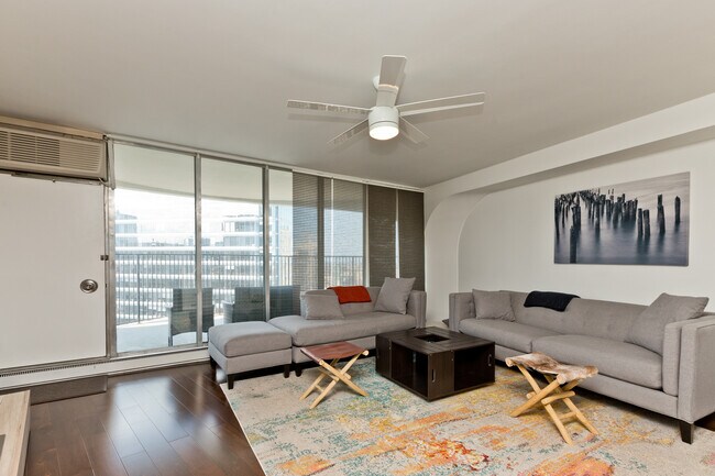 Foto del edificio - 300 N State St