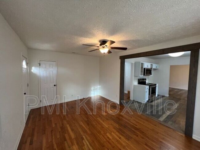 Building Photo - 2340 Boxwood Ln NE