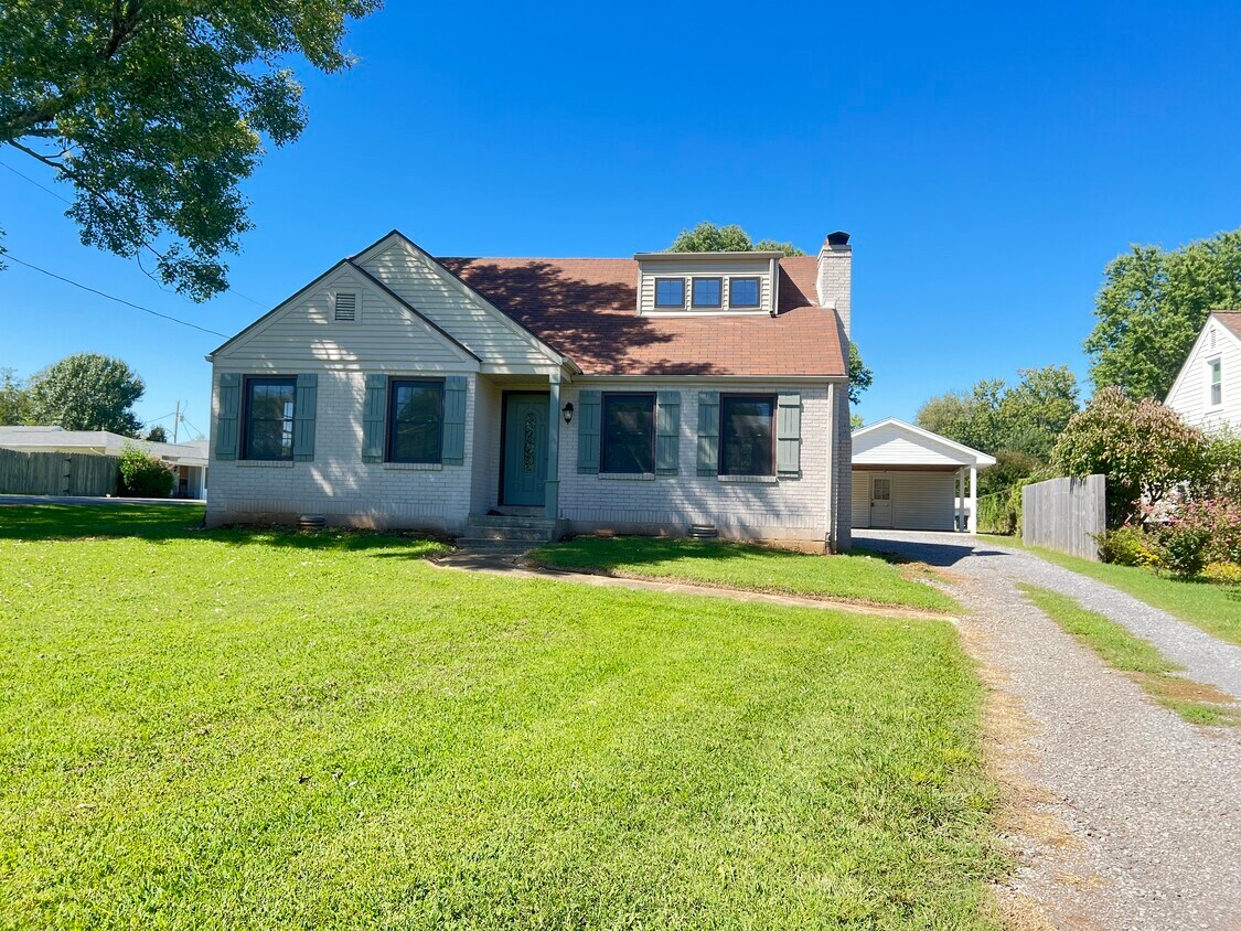 PRICE REDUCED!! - 621 Kingwood Dr