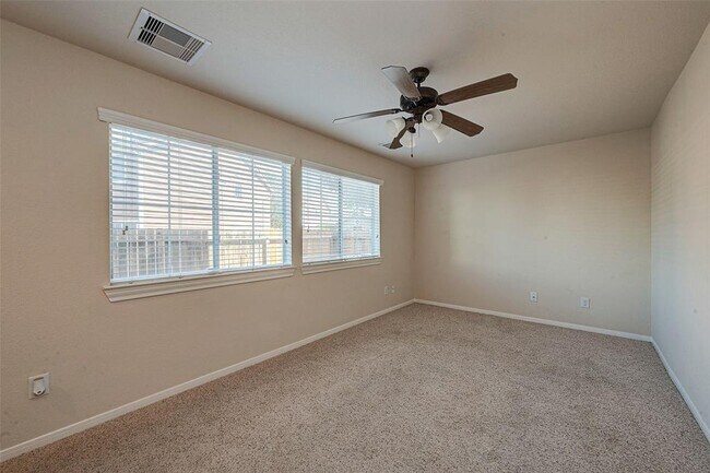 Foto del edificio - 3302 Clearview Cir