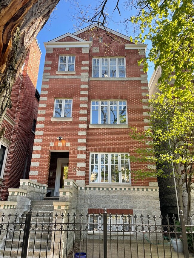 Building - 1225 W Roscoe St