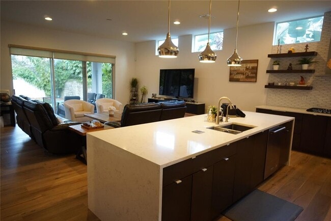 Building Photo - 209 S Trask St