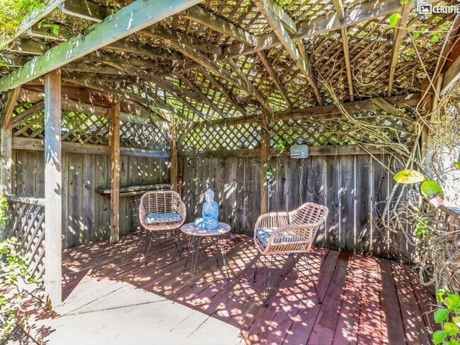 Building Photo - 2 Bedroom Single Family Home in Redwood City