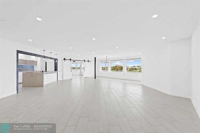 Foto del edificio - 877 NE 195th St