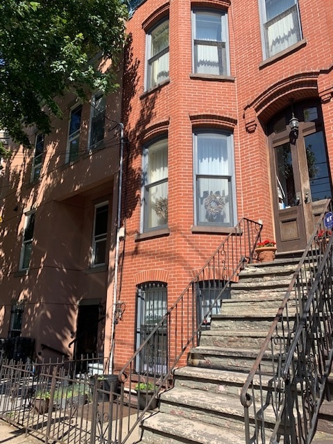 Front of Bldg - 288 Monmouth St