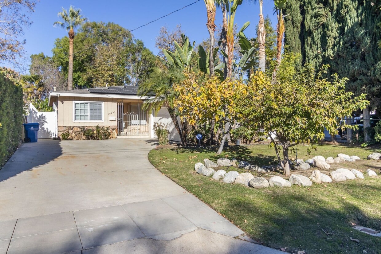 Foto principal - 15439 Vose St