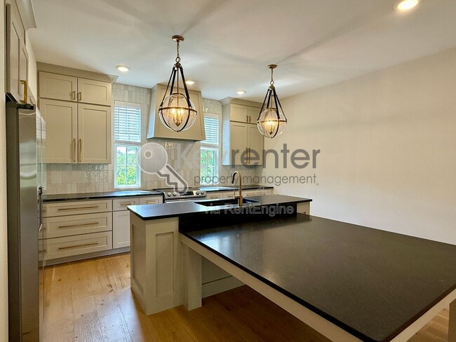 Building Photo - 1072 Amelia Ct