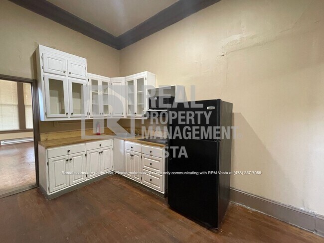 Building Photo - Charming One Bedroom Apartment Downtown