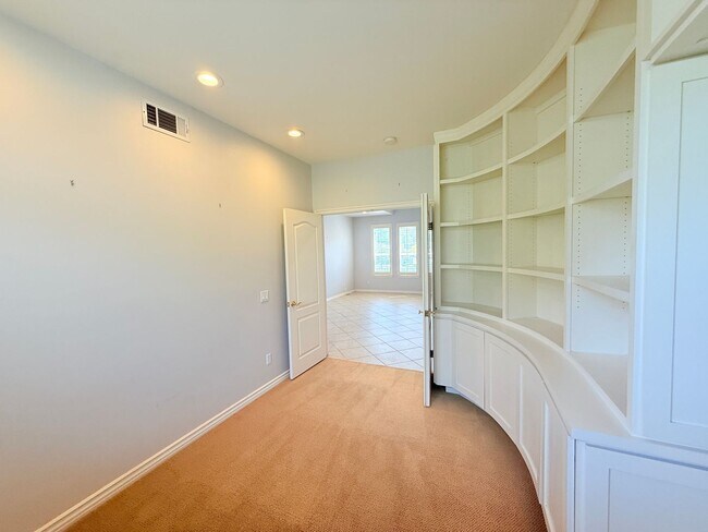 Foto del edificio - Spacious 4-bedroom, 3-bathroom home in Newbury Park near Thousand Oaks