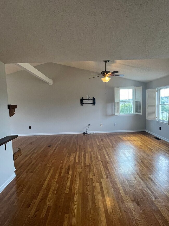 Foto del edificio - Beautiful 3 Bedroom house in Fishersville ...