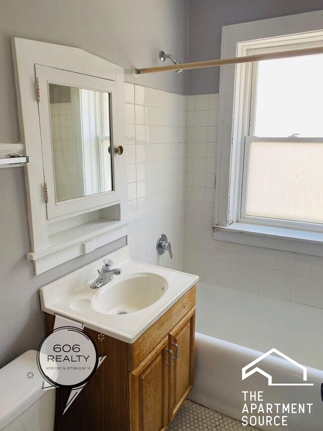 Building Photo - 1335 W Carmen Ave