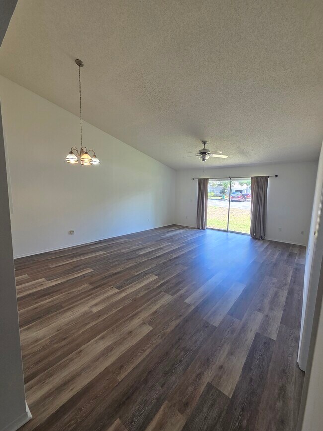 Foto del edificio - 1632 Tudor Ln