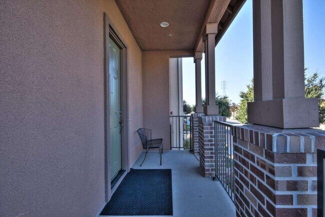 Foto del edificio - Beautifully Updated Union City Townhome w/ Community Amenities & Vaulted Ceilings