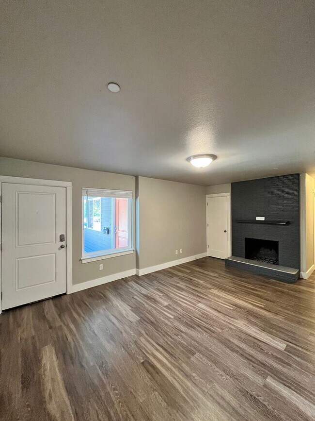 Foto del edificio - Large 3 Bedroom 2 Bathroom! In-Unit Washer...