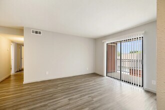 Building Photo - 8701 Town Park Dr