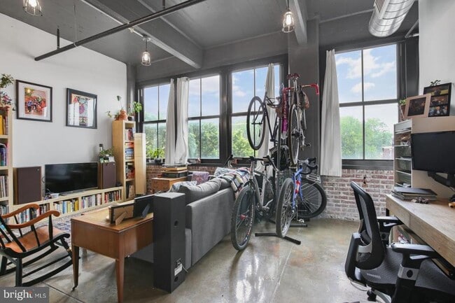 Building Photo - 1701 Tulip St