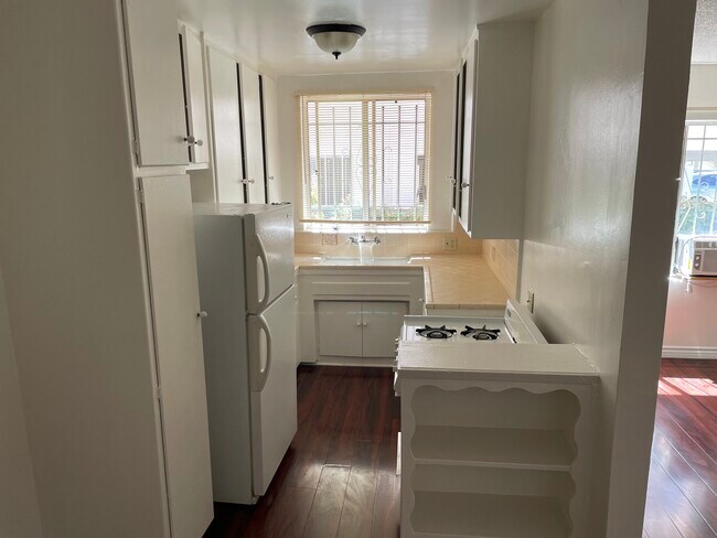 Building Photo - 827 N Hudson Ave