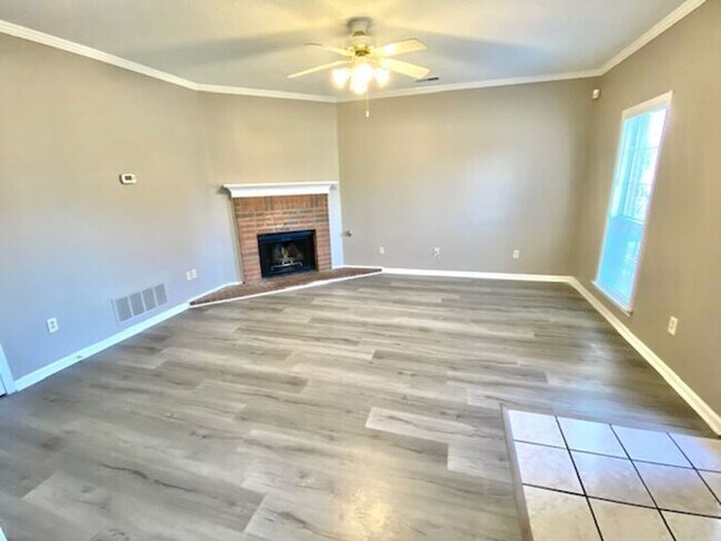 Foto del edificio - Now Leasing A 3 Bedroom 2.5 Bath Home In C...