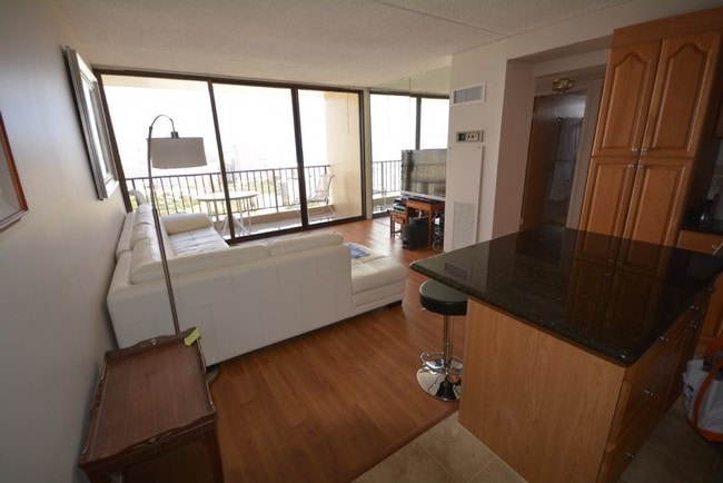 Foto del edificio - Awesome Ocean Views from High Floor Renova...