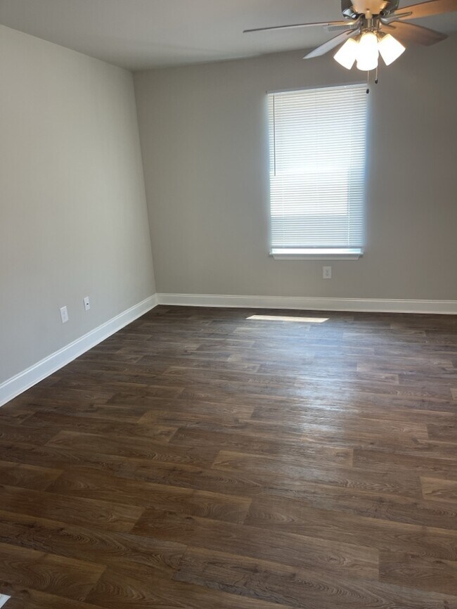 Building Photo - 2 Bedroom 1.5 Bathroom