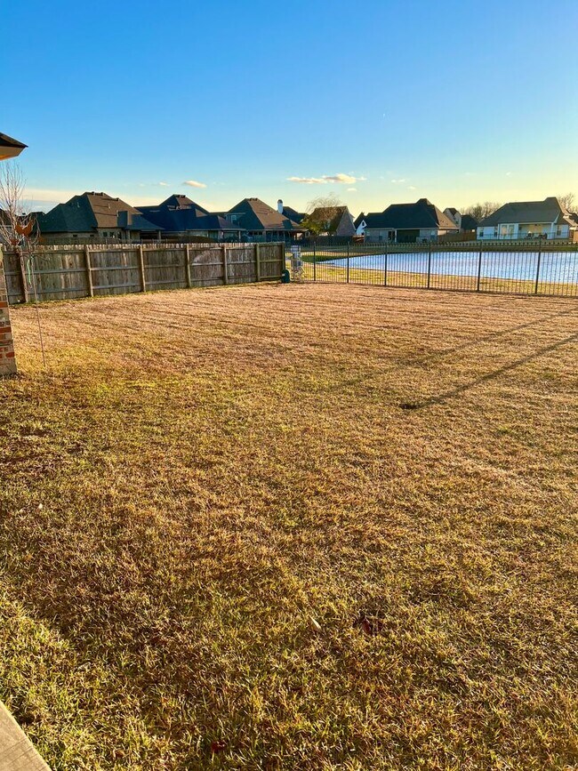 Foto del edificio - ** AVAILABLE JUNE 1ST ** STUNNING 4/3.5 IN...