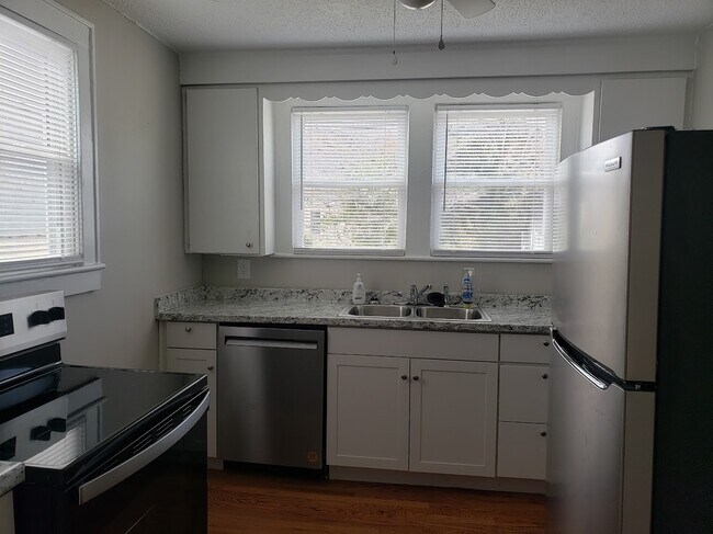 Foto del edificio - 12 Eastlan Dr