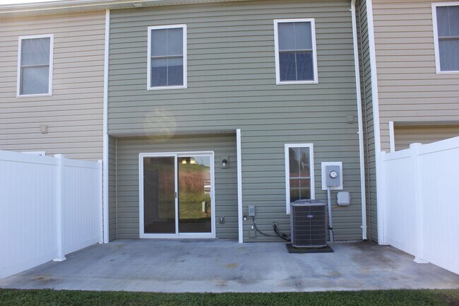 Building Photo - End Unit Town House For Rent