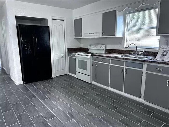 Building Photo - this 3 bed/1 bath house