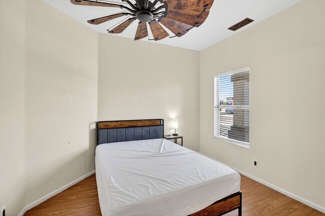 Foto del edificio - 697 W Oak Tree Ln