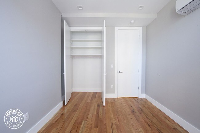 Foto del edificio - 155 Tompkins Ave