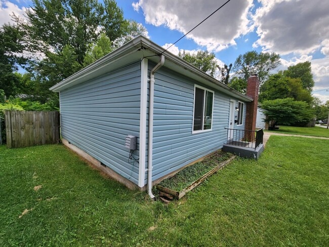 Building Photo - Spacious 3-Bedroom, 1-Bathroom Home AVAILABLE NOW!!