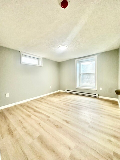 Dormitorio - 133 N Main St