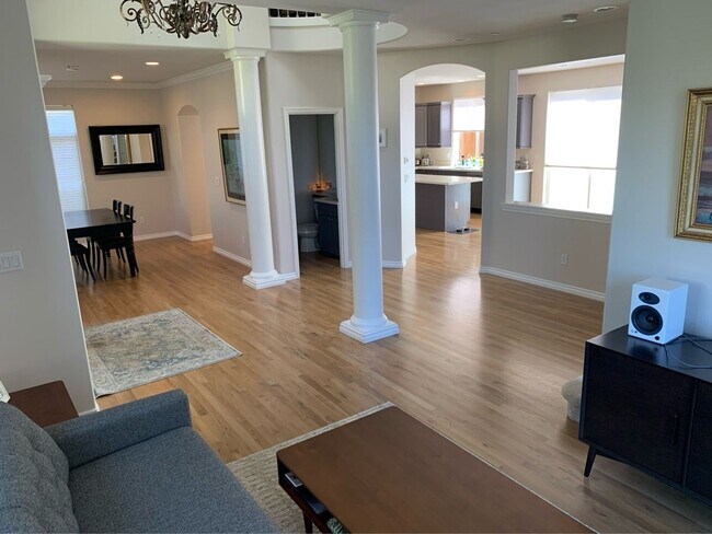 Foto del edificio - Beautiful Spacious 4 Bedroom Home for Rent In Kirkland