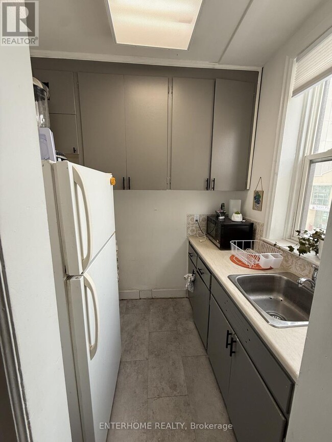 Building Photo - 51 Queen St E