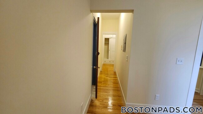 Building Photo - 504 Beacon St