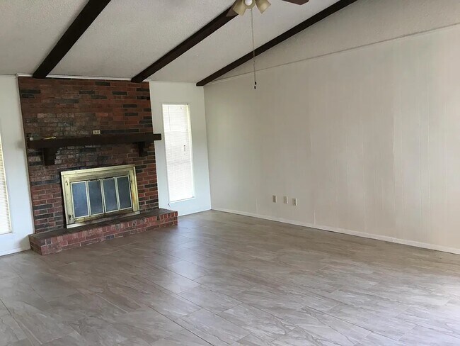 Foto del edificio - 205 Town North Dr