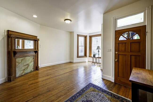 Foto del edificio - Historic & Charming 3BR Rowhouse near Howard is Move-in Ready!