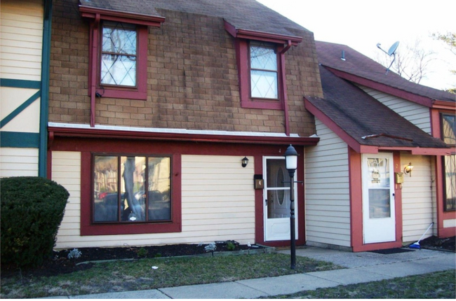 Building Photo - 4 Chelsea Cir