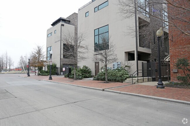 Building Photo - 3200 Thomas Ave