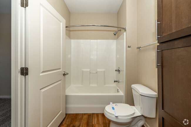 1BR, 1BA - 751SF - Bathroom - SunSTONE at MarketPlace Apartments