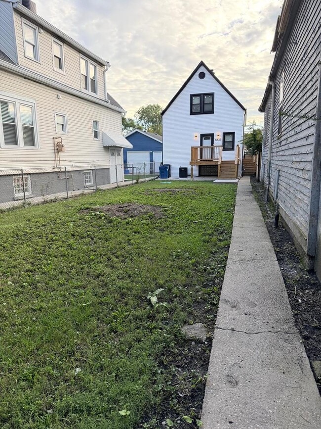 Building Photo - 6835 S Oakley Ave