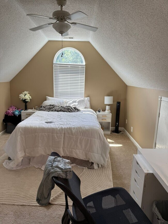 Building Photo - Beautiful 4 bedroom house in a great schoo...
