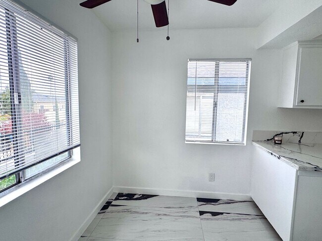 Foto del edificio - 1630 W 104th St