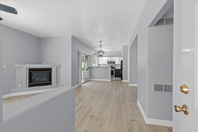 Foto del edificio - Sleek 2 Bedroom Condo with 2 Car Garage Ne...