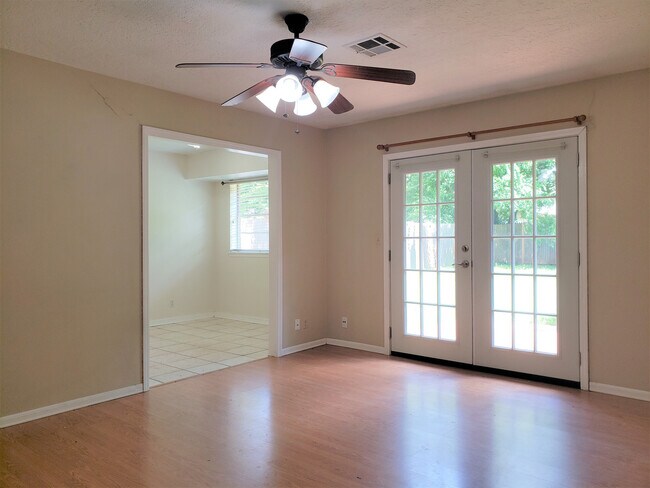 Foto del edificio - 1325 E Brooks St