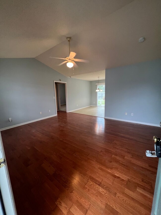 Foto del edificio - Welcome to this charming 3-bedroom, 2-bathroom home located in the desirable Ogden area of Whitne...