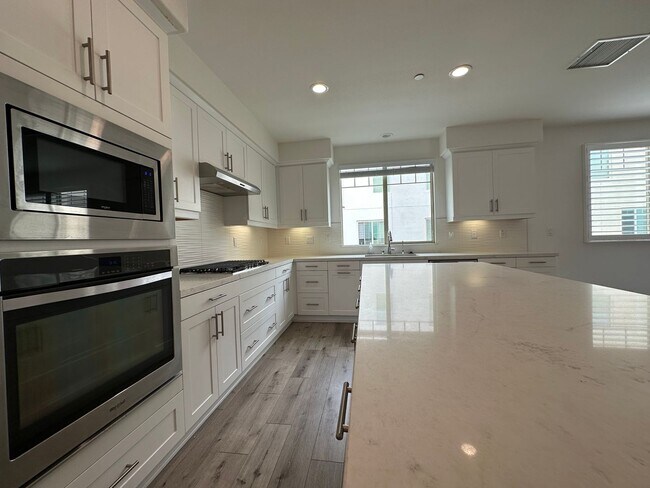Foto del edificio - 4 Bedroom home for leasing in Irvine